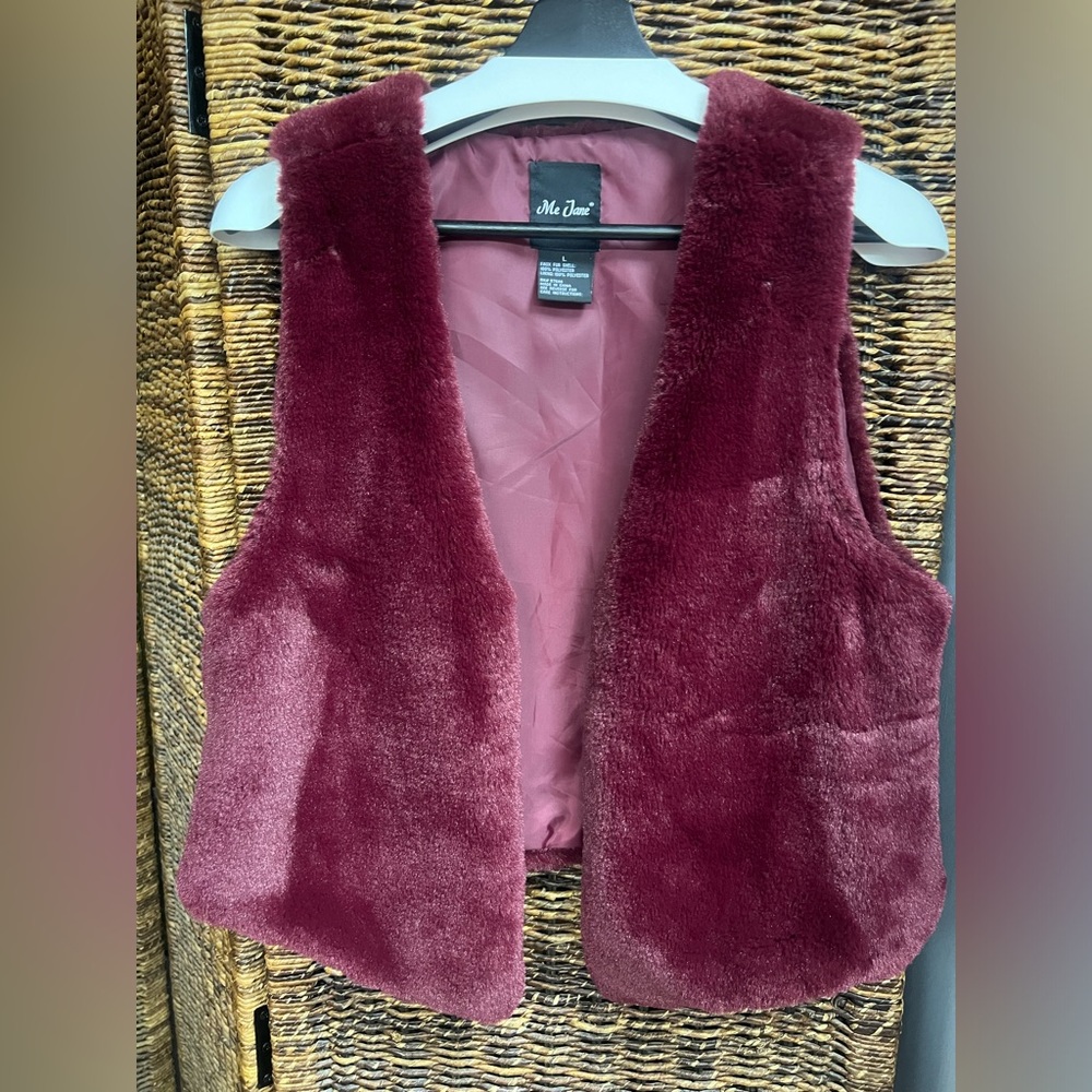 Me Jane- Faux Fur,‎ Vest, Size: Large, two metal hook closures in front
